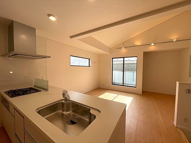 2階リビングだからこそ明るく心地良い空間を演出します。隣地の家々と視線を合わせる事なくお過ごしいただけますのでプライベートも充実出来ると思います。