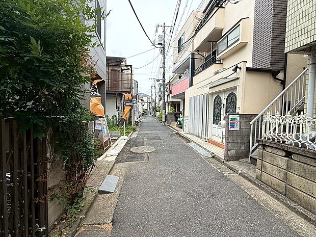 こちらは前面道路の写真になりますこの写真からでも穏やかな住宅街なことを感じていただけるかと思います。都内近郊でありながらこのよううな落ち着いた住環境で理想の暮らしを叶えていただけます。