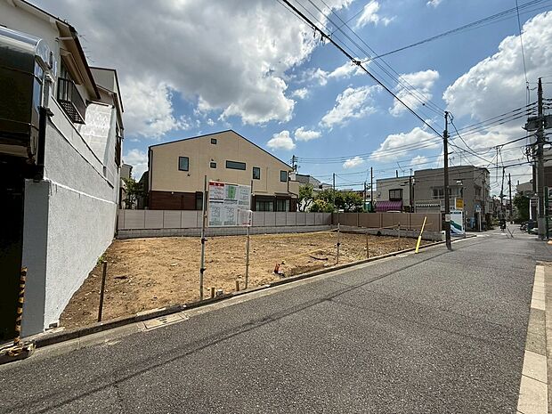 前面道路は車通りも少なく、お子様も安心して通学していただけます。また、騒音なども少ないので静かな暮らしが実現できます。