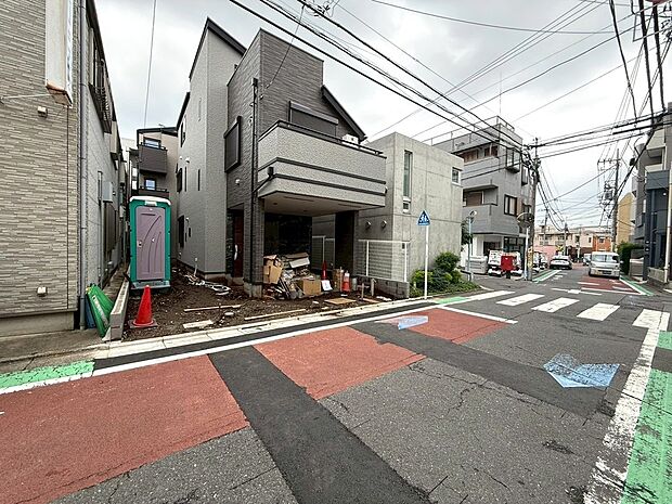 駅前には大きな商店街もあり、利便性と穏やかな住環境を兼ね備えた暮らし易い環境となっております。写真からで落ち着いた雰囲気の住環境なのが伝わり、穏やかな住環境が感じられます。