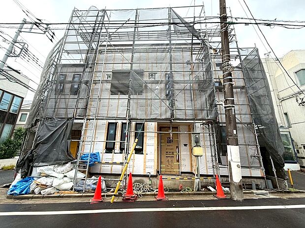こちらは現地の外観になります。穏やかな街並みが広がり、ゆとりある暮らしを演出します。第一種低層住居専用地域となっている為建物の高さも抑えられており、空の広がりや開放感を感じやすいです。