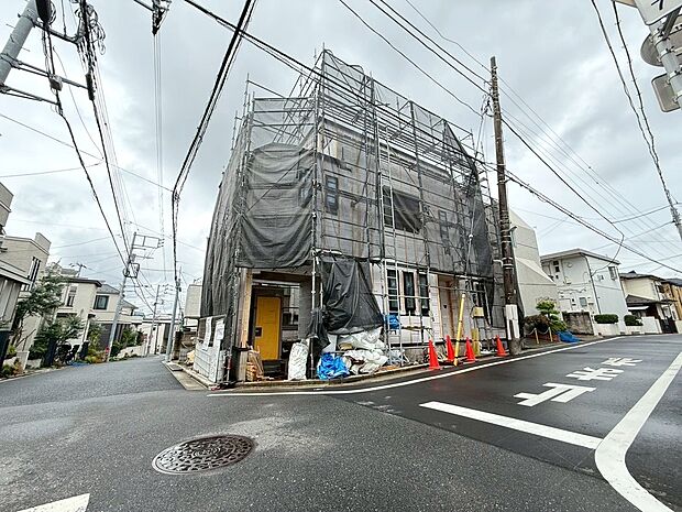 開放感あふれる角地に位置し、二方向から心地よい風と光を取り込める魅力的なロケーションです。陽当たりや通風にも恵まれ、住まいに明るくのびやかな印象を与えます。