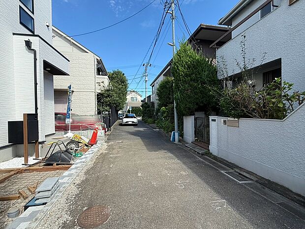 車の往来も少なく、低層住居専用地域ならではの静かで落ち着いた雰囲気です。教育施設、お買い物施設が近くに揃う子育てファミリーに嬉しい住環境となっております。