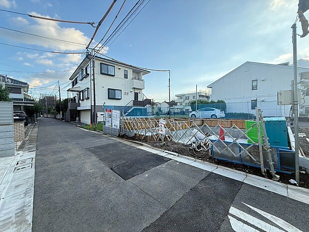 前面道路幅約4.0mです。お車の出し入れもスムーズに行えます。建物が密集しすぎない伸びやかな街並み、住宅街ならではの落ち着きと開放感が魅力的です。