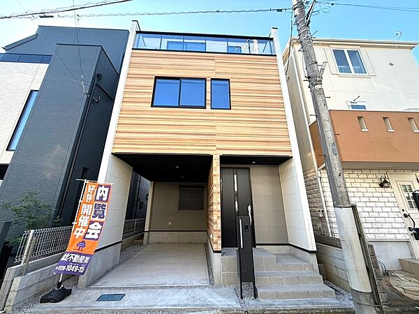 街並みに映えるスタイリッシュな外観と、温かみのある木目調のアクセントが魅力的です。ビルトインタイプのカースペースもあり、雨の日の乗り降りや荷物の出し入れにも配慮された住まいです。