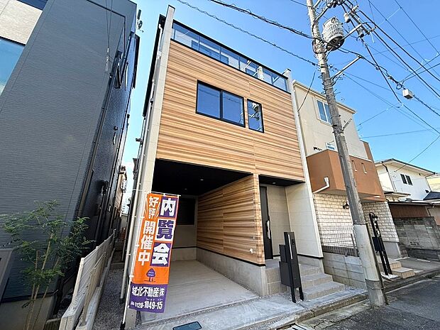木目調の外壁が印章的な、洗練された佇まいの邸宅です。建物とカースペースが一体となった設計で、限られた敷地を活かした心地よさと実用性を兼ね備えた邸宅です。