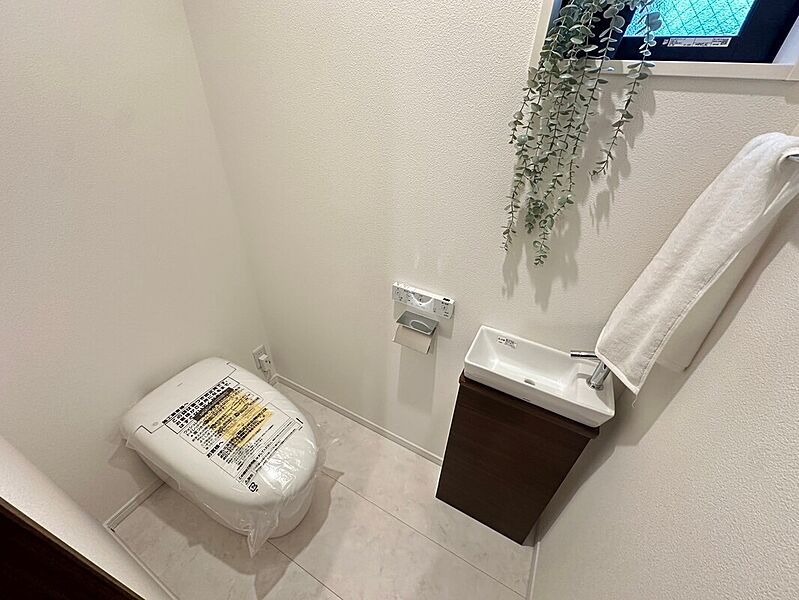 白を基調とした清潔感溢れるトイレ空間になります。