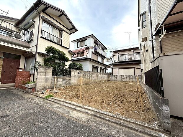 【◆現地】住居系のエリアだからこそ叶う、日当たりをたっぷり取り込む事が出来る立地条件になります。南道路に面した綺麗な整形地のお土地、南北に伸びる土地形状は理想のお家を実現出来ます。