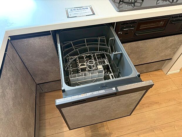 【◆食洗機】パワフルな洗浄力で頑固な油汚れをしっかり洗い流してくれます。節水＆ECO機能を搭載した食洗機になります。