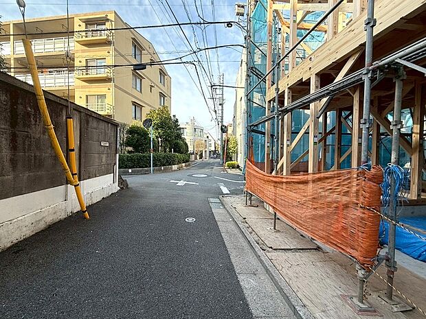 【◆前面道路】お車の出し入れもストレスを感じる事なくスムーズに出来る立地条件になります。