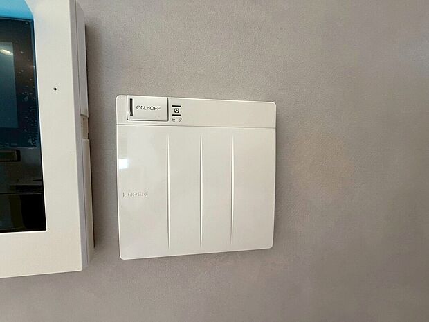 【◆床暖房】リビングには足元から身体全体をポカポカ温めてくれる床暖房が設置されております。埃を舞い上げる事なく快適にお過ごしいただけます。