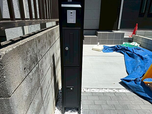 【◆宅配BOX】留守中の荷物の受渡しが便利になる宅配BOXが設置されております。大切な荷物はダイヤルロックでしっかり保管出来ます。
