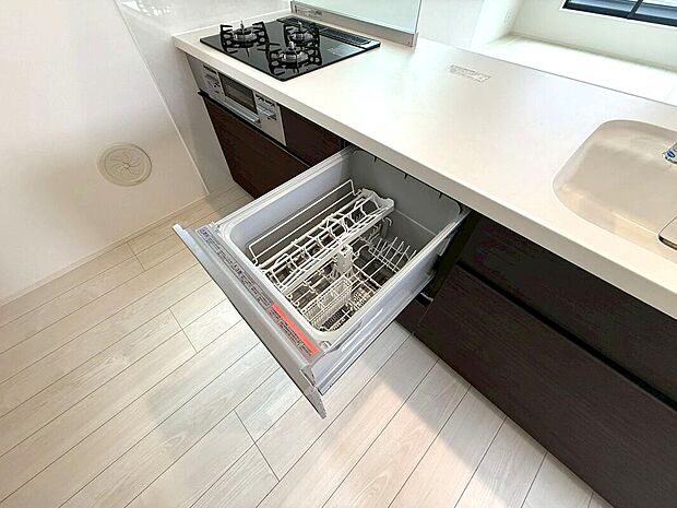 【◆食洗機】パワフルな洗浄力が頑固な油汚れをしっかり洗い流してくれます。節水&ECO機能を搭載した先進の食洗機になります。