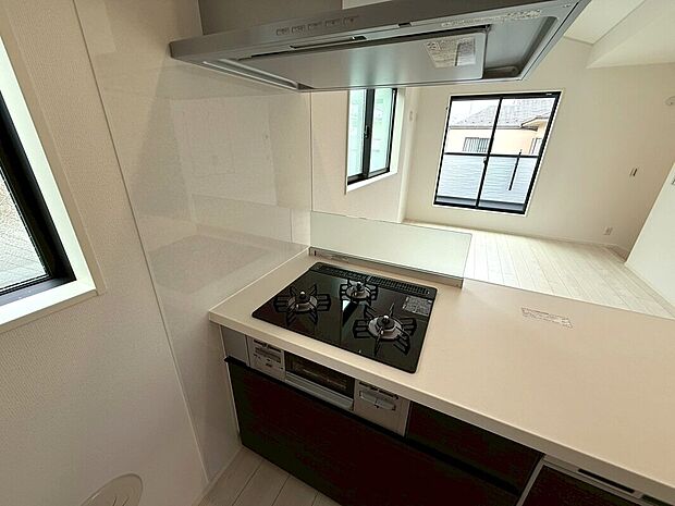 【◆ガスコンロ】お料理作りが捗る3口ガスコンロ付きです。熱や傷に強いトップを採用しておりますので、お掃除がとても便利になります。