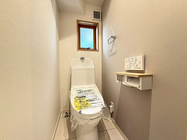 【◆トイレ】ほっとひと息出来るトイレ空間は白を基調とした清潔感溢れる空間となっております。小窓を設ける事で換気は勿論の事、明るさもしっかりと確保されております。閉塞感を感じない空間です。