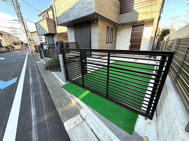 【◆駐車場】3ナンバー車は勿論の事、ハイルーフ車やSUV車も余裕で駐車出来るカースペース付きになります。自転車やバイクも駐車出来るスペースもございます。