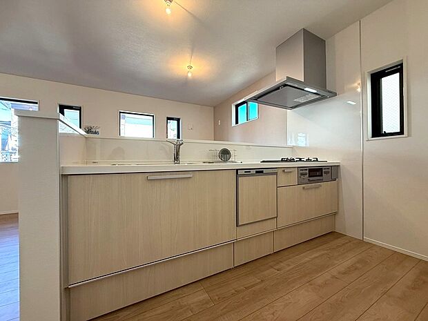 【◆キッチン】使い勝手の良い2.55サイズのシステムキッチンになります。各種多彩な設備を搭載する事で毎日の調理が便利になります。