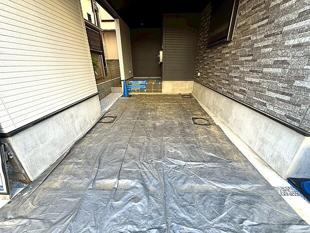 【◆カースペース】3ナンバー車は勿論の事、ハイルーフ車やSUV車も余裕で駐車する事が可能です。自転車やバイク等も駐車可能です。