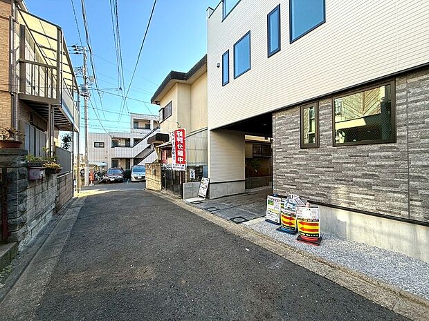 【◆前面道路】前面道路は車両通行も少なく、お子様やご高齢の方々にもご安心いただけます。お車の出し入れもスムーズに出来ます。