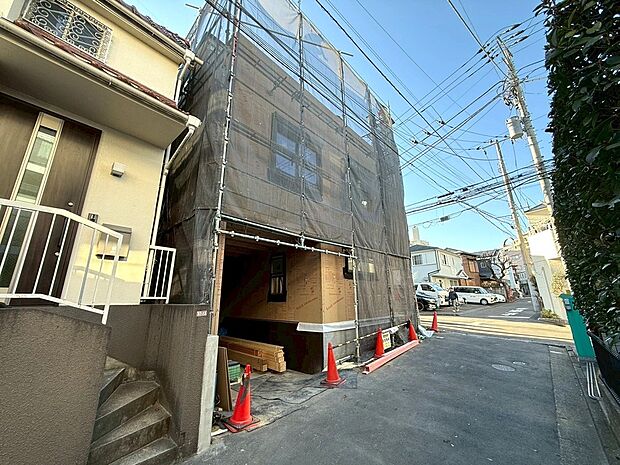 【◆外観】車高の高いお車もゆとりを持って駐車出来るビルトイン車庫付きのお家になります。防犯面にも優れております。