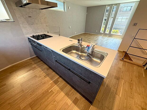 【◆キッチン】同仕様施工例写真になります。完成前になりますので実際の品質をご覧いただきながらショールームにてプレゼンテーションさせていただきます。ご安心頂ける様、サポートさせていただきます。