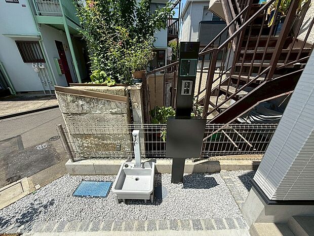 【◆宅配BOX＆外水栓】お家の外には大型宅配BOXと外水栓が設置されております。あったらいいな♪の設備は嬉しいPOINTだと思います。