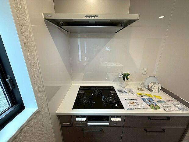 【◆ガスコンロ】お料理作りが捗る3口ガスコンロになります。熱や傷に強いトップを採用する事でお掃除がとても便利になります。