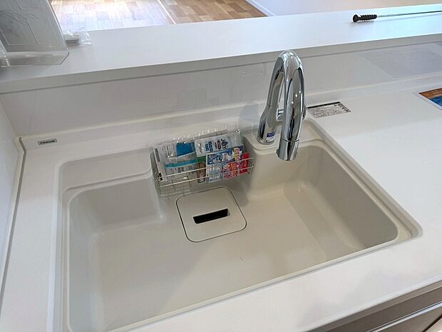 【◆シンク】水ハネ音が静かな静音シンクになります。水垢も付きにくく、お掃除がとても便利になります。浄水器内蔵型水栓も搭載です。