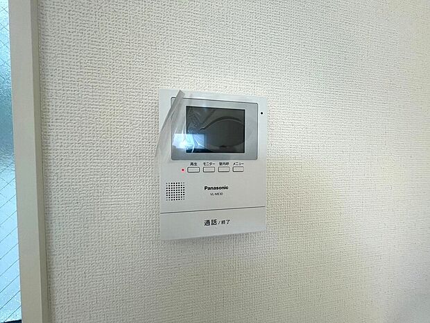【◆インターホン】来訪者をしっかり確認出来るカラーモニターホンになります。留守中も安心な録画機能付き、見たい所を拡大出来る広角レンズも搭載されております。