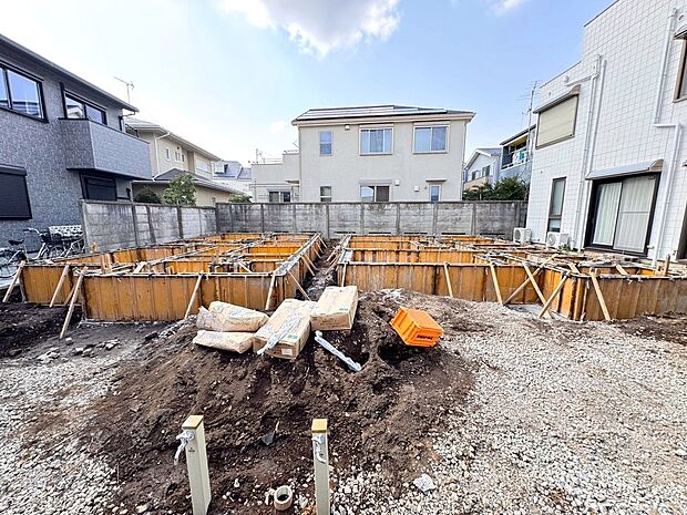 【◆現地 (現況写真)】道路に面した綺麗な整形地のお土地から建ち上がる建物は見栄えも良く将来的な資産性も兼ね備えたお家になります。