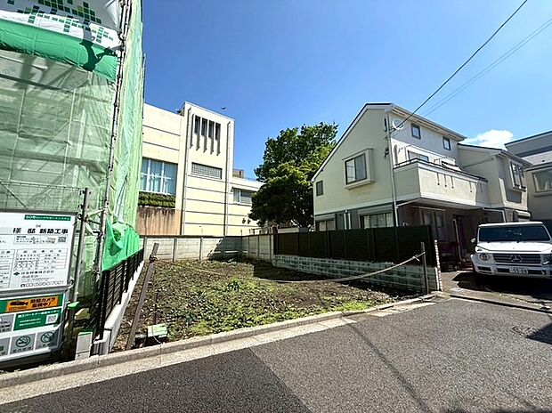 【◆現地】周囲に高い建物がないため、日中はたっぷりと自然光が差し込み、心地の良い暮らしを演出してくれます。