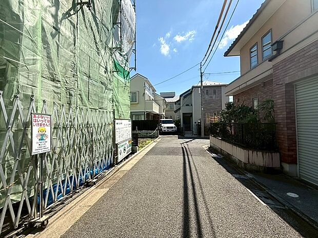 【◆前面道路】低層住居専用地域ならではの静かで穏やかな暮らしを実現できる住環境です。隣地との距離感もしっかり確保されており、プライバシーにも配慮されている点も魅力的です。