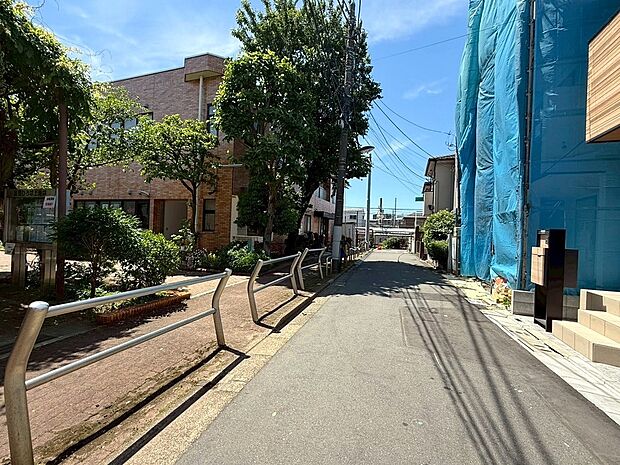 【◆前面道路】前面道路は車両通行が殆どない為、お車の出し入れもストレスを感じる事なくスムーズに出来ます。入出庫が苦手な方でもご安心いただけます。