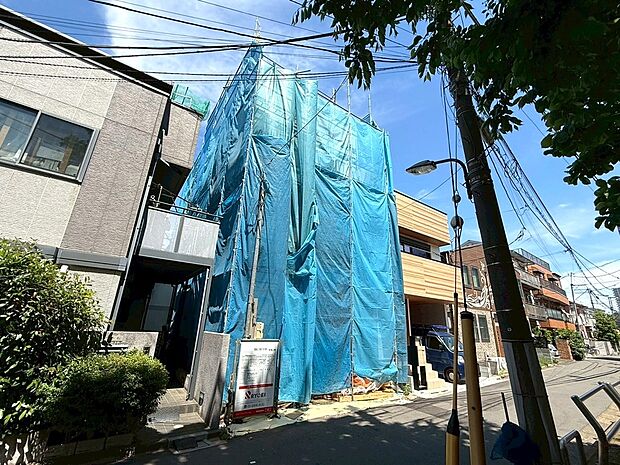 【◆現地】お家の前は区民広場になりますので圧迫感もなく、開放感を感じながらお過ごしいただけるお家になります。住まう皆様のプライバシーもしっかり守られております。
