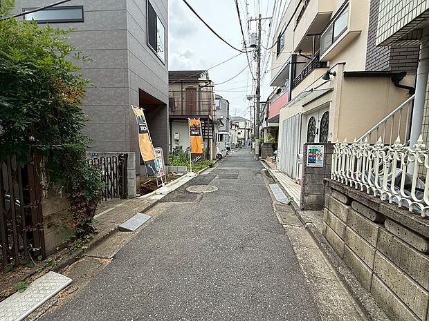 【◆前面道路】西側前面道路は幅員4mを有しており、お車の駐車の際もストレスを感じません。車通りも少ないのでお子様も安心して通学していただけます。