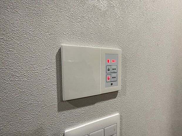 【◆遠隔玄関ドア解施錠】離れた場所からでも玄関の解施錠がワンタッチで操作可能です。鍵の閉め忘れも防止出来ます。