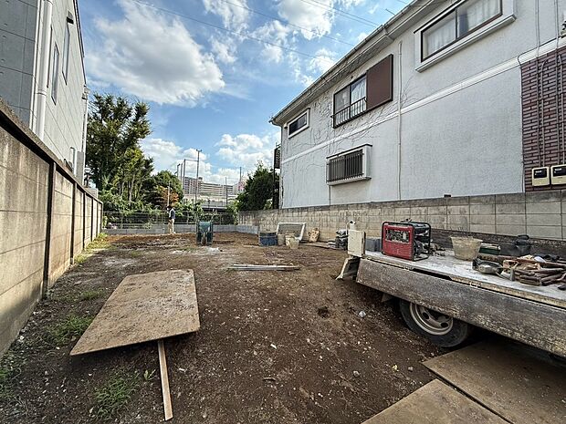 【◆現地】周辺に高い建物がなく、圧迫感のない眺望が非常に魅力的です。心地の良い自然光がたっぷりと室内に差し込みます。