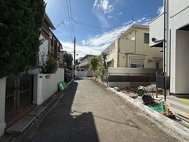 【◆前面道路】低層住居が立ち並ぶ、穏やかな住環境です。お車の出し入れもストレスを感じる事なくスムーズに出来ます。