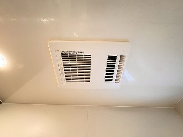 【◆浴室乾燥機】同仕様施工例写真です。部屋干しの匂いを気にせず、洗濯物をスピーディーに乾かせる浴室乾燥機を完備しております。一年を通して快適にお使いいただけ、清潔で心地よい暮らしを実現できます。