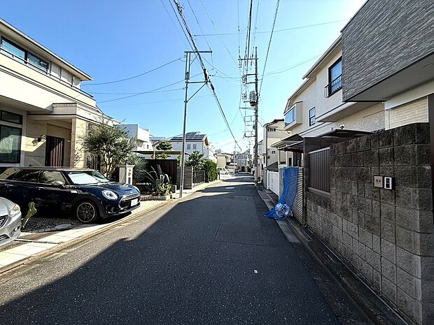 【◆現地】駅前のほど良い賑わいから一歩離れると、ゆったり落ち着いた景色が広がります。便利さと落ち着きを自然に使い分けられる魅力的な立地です。