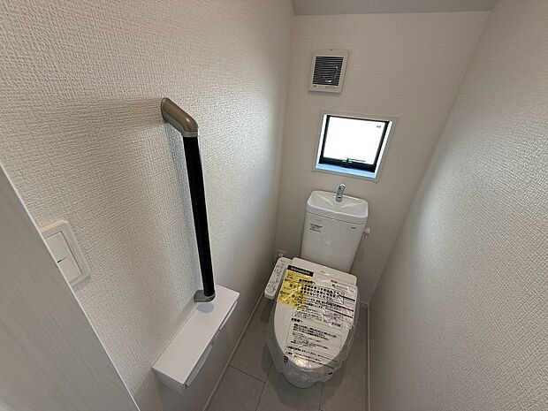【◆トイレ】コンパクトながらも使い勝手に優れた、手洗いタンク付きのトイレを採用しております。自然光を取り込み、爽やかな風を届ける窓付きの設計も嬉しいポイントです。