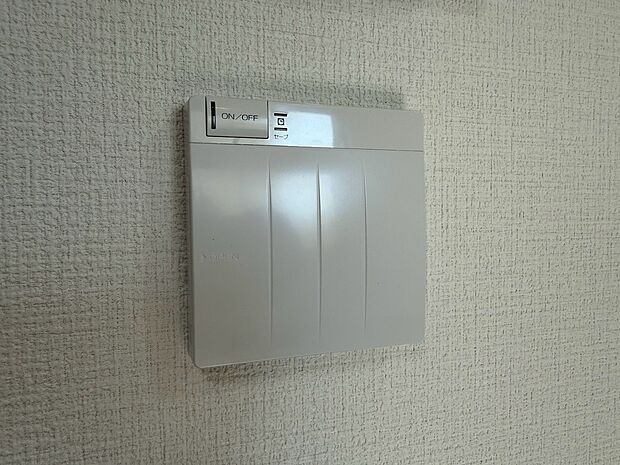 【◆床暖房リモコン】寒い時期には嬉しい床暖房が敷設されています。床全体がほぼ均一に温まります。部屋全体にじんわりと広がる自然なぬくもりが、ワンランク上の快適な暮らしを演出します。