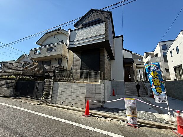 【◆現地】シンプルでありながら存在感があり、洗練された都会的な印象です。開放的な立地と、落ち着きのある住宅街ならではの穏やかさが調和する、ロケーションが魅力的です。