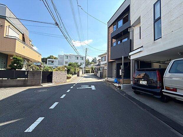 【◆現地】周囲には戸建て住宅が建ち並び、落ち着いた住宅街の雰囲気の中でゆったりとお過ごしいただけます。圧迫感のない眺望が非常に魅力的です。