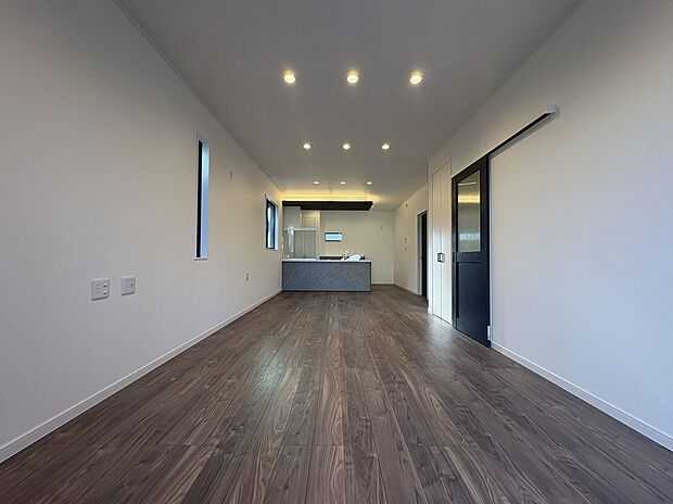 ～A号棟LDK写真～
LDKは広々と使える20.4帖。大きなダイニングテーブルとソファ、テーブルを置いてもゆったりお使いできます♪
