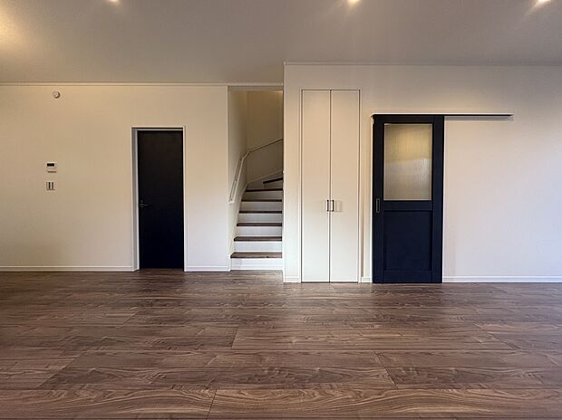 ～A号棟LDK写真～
弊社では天井高さ2.6mの開放感と広々としたLDKが特徴♪リビング天井にはLEDダウンライトを標準装備。照明をご用意することなく、住んでからの費用が少なくて済んだ、と好評です♪