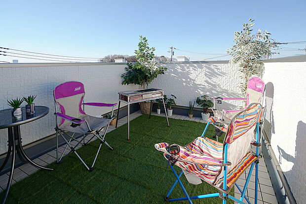 屋上バルコニーの過ごし方
【仲間との語らい！ＢＢＱプラン】
天気の良い日は気の合う仲間とマイホームの屋上バルコニーでＢＢＱ♪
食べなら、飲みながら、語り合う楽しい時間を過ごせます◎