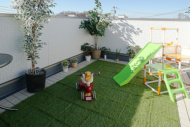 屋上バルコニーの過ごし方
【キッズプラン】
周囲の目を気にする事無く夏にはプール♪
体調が悪くてお子様を公園等に連れていけない時なども重宝します♪