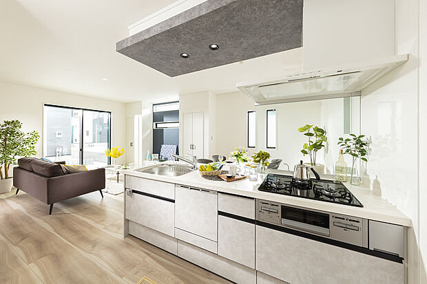 ～モデルハウス写真～
リビングとのつながりを重視したオープンキッチンです。お料理中でもお部屋全体を見渡すことができ、小さなお子様が見えないといった死角を作りません。