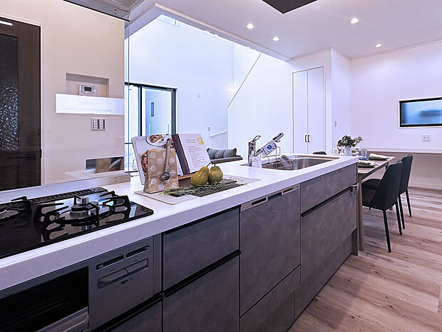 【リクシル ES】料理も洗い物も広々出来るシンクや調理後のお掃除をラクにしたコンロなど、一人ひとりのこだわりに応えてくれるキッチンです。
清潔感のあるホワイト系の人造大理石カウンター、食器洗い乾燥機、キッチンキャビネットなど、当社オリジナルセットで提案いたします。